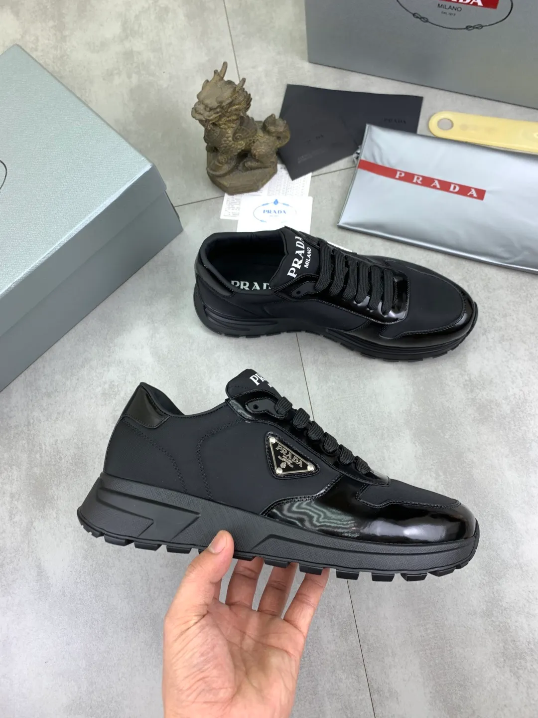 Men's shoes 💰P540 new (higher version) new PRADA (Prada) classic models are on the market at the same time, new men's shoes, 😘fabrics are selected from original imported calfskin. First layer of imported cowhide lining. The original version is awesome! 👍🏿Original open-molded non-slip PU outsole, with exquisite lines, simple and elegant, super comfortable and classy on foot, suitable for leisure travel. Code number: 38-45 (46 customized) 2️⃣ colors available